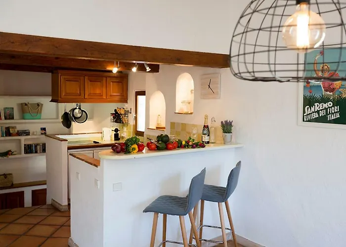 Sade - Central, Charming, For 6 昂蒂布